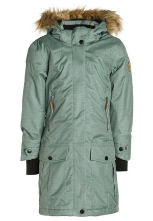 Zielona zimowa parka z futrzanym kapturem, przednim zamkiem błyskawicznym z patką, zapinanymi na zamek bocznymi kieszeniami, dolnymi kieszeniami na guziki oraz guzikami przy mankietach.