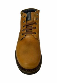 Botín de cuero marrón claro con cordones marrones, puntera redonda, detalle de costura alrededor de la suela y ojales para los cordones cerca de la parte superior.