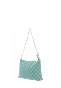 Pochette Valentino bleu clair avec un motif géométrique, logo argenté, fermeture éclair sur le dessus, et une courte chaîne argentée pour un porté épaule ou à la main.