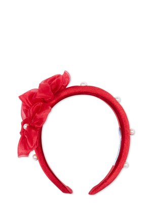 Bandeau rouge en tissu avec un grand nœud transparent sur un côté et de petites perles blanches espacées de manière uniforme autour du bandeau.