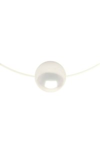 Perle blanche sur un fil translucide fin, présentant une surface lisse et brillante. Le design met en avant la simplicité et l'élégance.