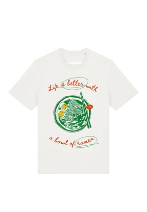 Wit T-shirt met groene en oranje afbeelding van een ramenkom, eetstokjes, twee eieren en tekst "Life is better with a bowl of ramen."