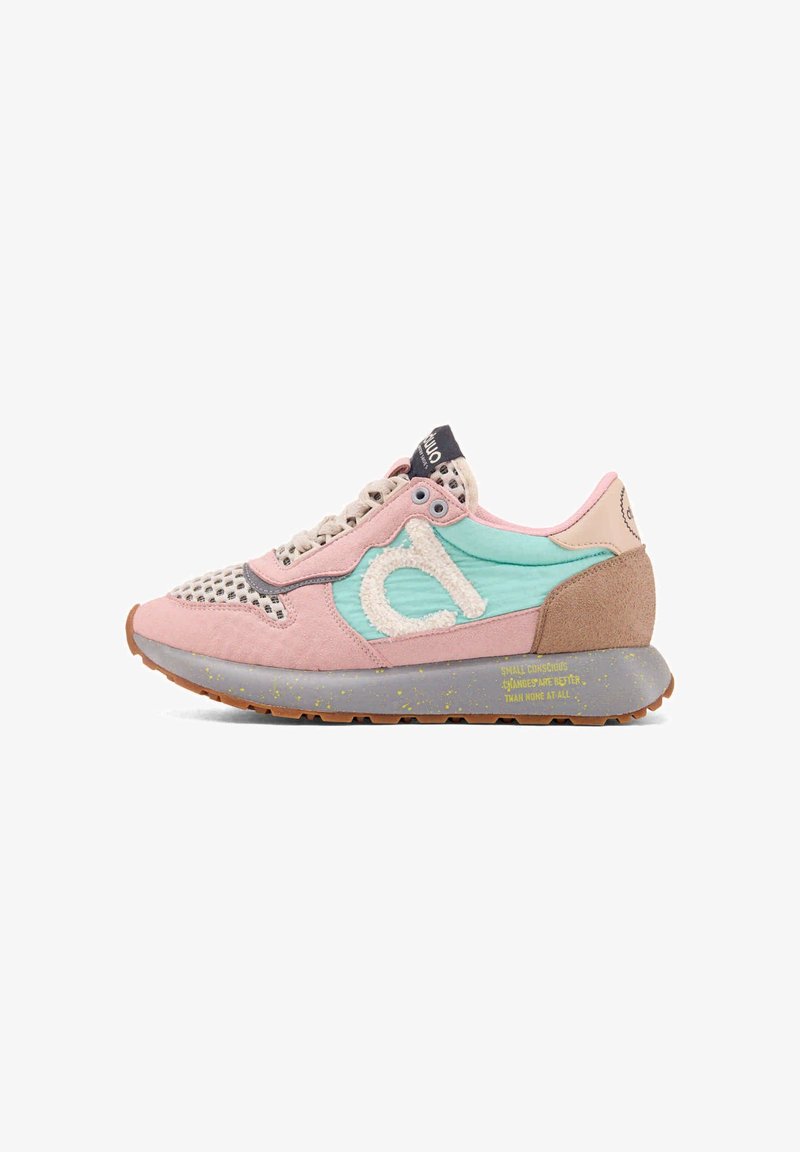 Baskets décontractées en rose, bleu sarcelle et beige avec dessus en mesh, détails en daim et semelle grise avec des taches jaunes et un texte latéral.