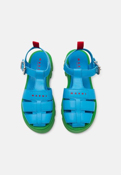 Sandale cu curea albastră, cu un design împletit din material sintetic, având o talpă verde și o etichetă pe toc roșie, marcată cu "MARNI" în text roșu.