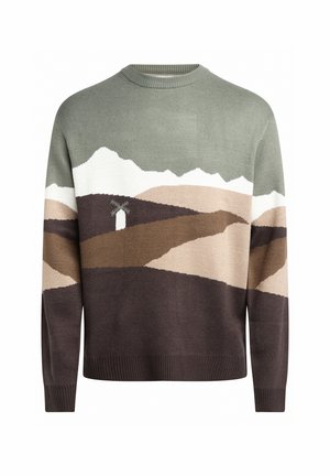 Suéter de punto en tonos verde, beige y marrón. Presenta un diseño paisajístico con montañas y una casa. Cuello redondo clásico y puños de canalé.