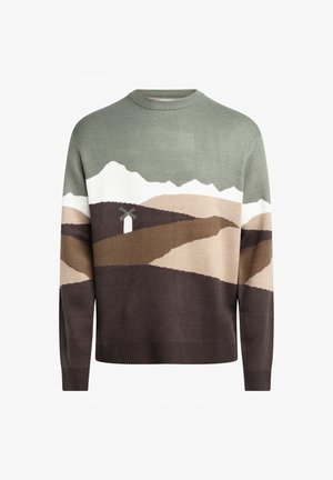 Gebreide trui in groene, beige en bruine tinten. Heeft een landschapontwerp met bergen en een huis. Klassieke ronde hals en ribbelmanchetten.