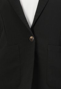 Zwarte blazer met een enkele knoopsluiting, met notch-revers en twee voorkasten. Glad textuur en een klassieke, op maat gemaakte ontwerp.