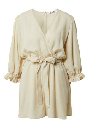 Beige, wikkeljurk van gladde stof, met lange, geplooide mouwen met ruffled manchetten, een strikceintuur en een rits aan de achterkant.