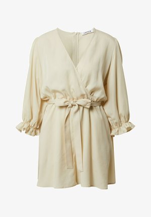 Beige, wikkeljurk van gladde stof, met lange, geplooide mouwen met ruffled manchetten, een strikceintuur en een rits aan de achterkant.