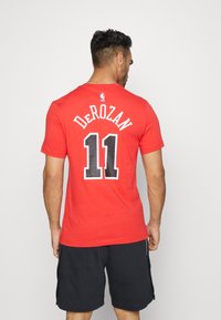 Nike Performance NBA DEMAR DEROZAN CHICAGO BULLS TEE - Klubiriided - university red