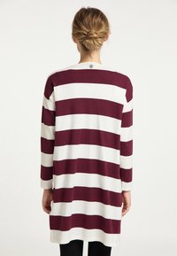 Long sweater dress with burgundy and white horizontal stripes, made of soft fabric. Features long sleeves and a rounded neckline.