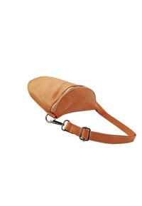 Leren schoudertas in warm oranje, met een gestructureerde afwerking, afgeronde vorm en een ritssluiting aan de bovenkant. Lange, verstelbare band met metalen accenten.