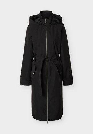 Abrigo largo negro impermeable con capucha, cremallera frontal, cinturón ajustable en la cintura, bolsillos con tapa y botones a presión, y correas en los puños.