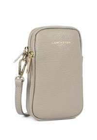 Grijze leren telefoonhoes met een gestructureerde afwerking, goudkleurige hardware, dubbele ritsen en een afneembare polsband voor gemakkelijk dragen.