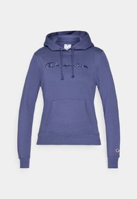 Lilla hettegenser laget av myk stoff med kengurulomme, snorhette og brodert "Champion"-logo på brystet.
