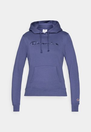 Lilla hettegenser laget av myk stoff med kengurulomme, snorhette og brodert "Champion"-logo på brystet.