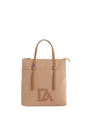 Bolso tote beige texturizado con dos asas ajustables, cremallera superior y logo "DA" en relieve en el panel frontal.