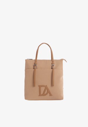 Bolso tote beige texturizado con dos asas ajustables, cremallera superior y logo "DA" en relieve en el panel frontal.