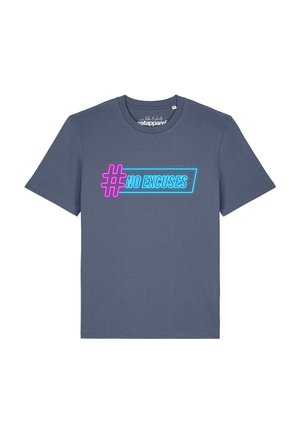 T-shirt bleu foncé à manches courtes avec un hashtag style néon et le texte "NO EXCUSES" en rose et bleu sur le devant au centre.