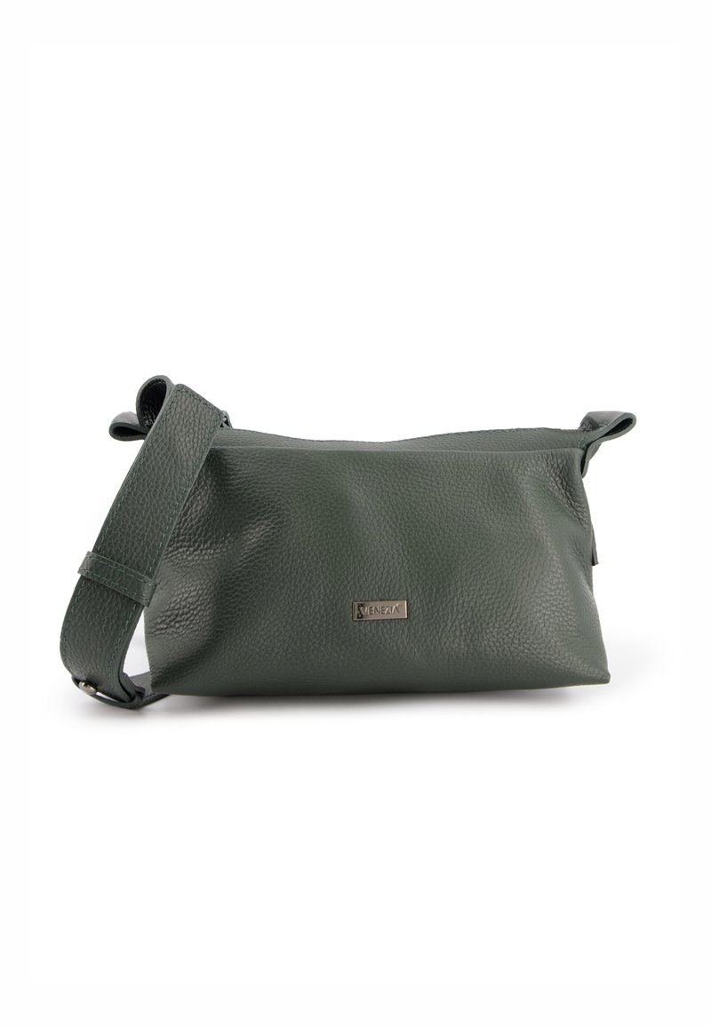 Zelená kožená crossbody taška s texturovaným povrchem, plochým designem, zipovým uzávěrem a nastavitelným popruhem. Obsahuje kovový logo prvek.