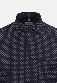 Camicia abbottonata blu navy con colletto classico, caratterizzata da un motivo geometrico bianco e azzurro chiaro e una tasca sul petto. Tessuto in cotone.