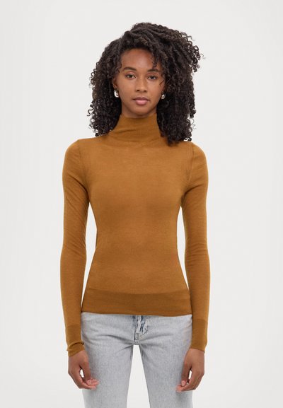 Turtleneck-Pullover in Senffarbe, aus weichem Material mit langen Ärmeln, taillierter Passform und gerippten Akzenten an den Bündchen und Schultern.