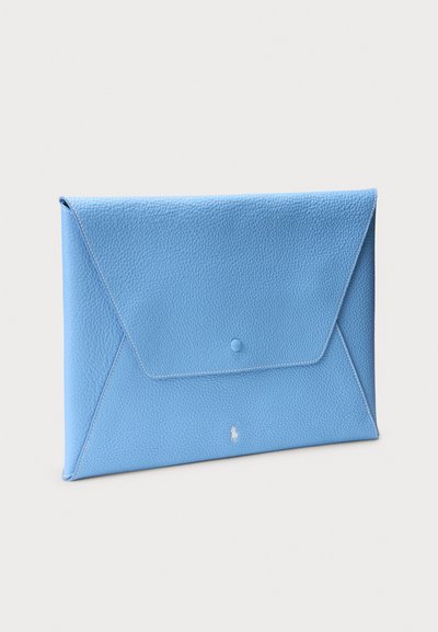 Blå lærkonvoluttlignende pung med teksturert overflate, utstyrt med snap-lukking og hvite sømmer langs kantene.