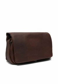 Borsa a spalla in pelle marrone con chiusura a pattina, texture liscia, forma rettangolare e branding minimale impresso sulla parte anteriore.