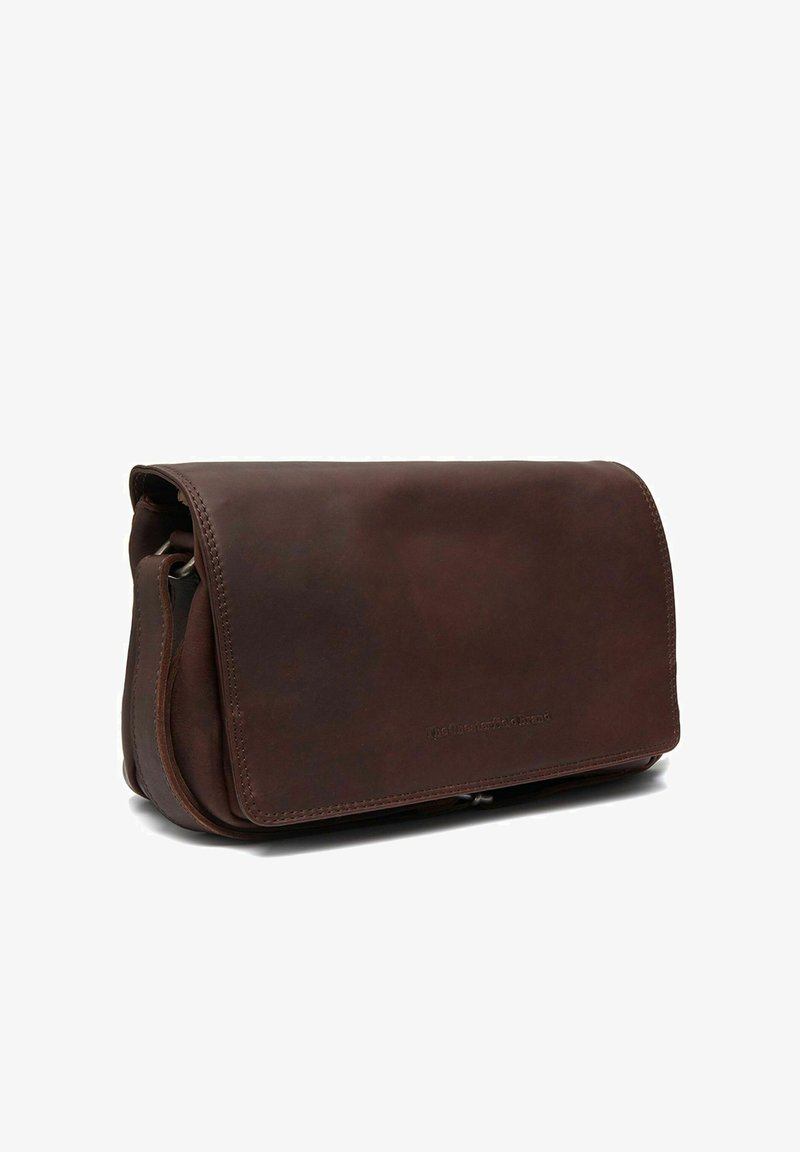 Borsa a spalla in pelle marrone con chiusura a pattina, texture liscia, forma rettangolare e branding minimale impresso sulla parte anteriore.