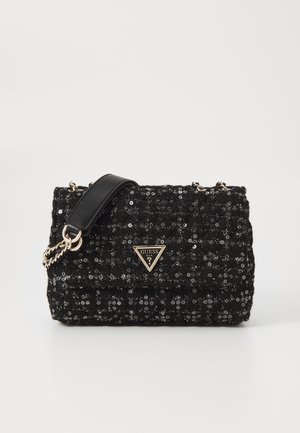 Sac à épaule noir à sequins Guess avec bandoulière chaîne dorée et plaque logo triangulaire sur le rabat avant.