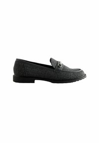 Grijze leren loafers met een leren band, voorzien van een decoratieve accenten in zilverkleurig metaal. Stevige zwarte rubberen zool. Rond neus ontwerp.