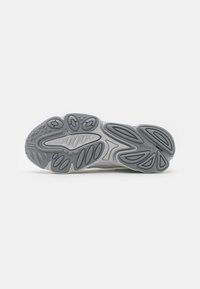 adidas Originals OZWEEGO - Tenisky - footwear white/crystal white/grey two