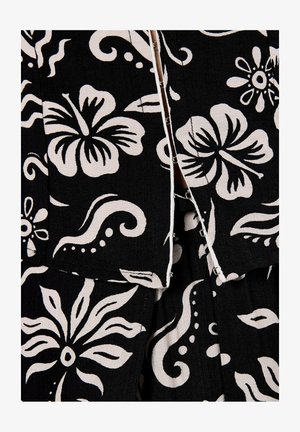 Czarna tkanina z białymi kwiatowymi i spiralnymi wzorami; posiada częściowo rozpięty zamek i teksturowaną powierzchnię.