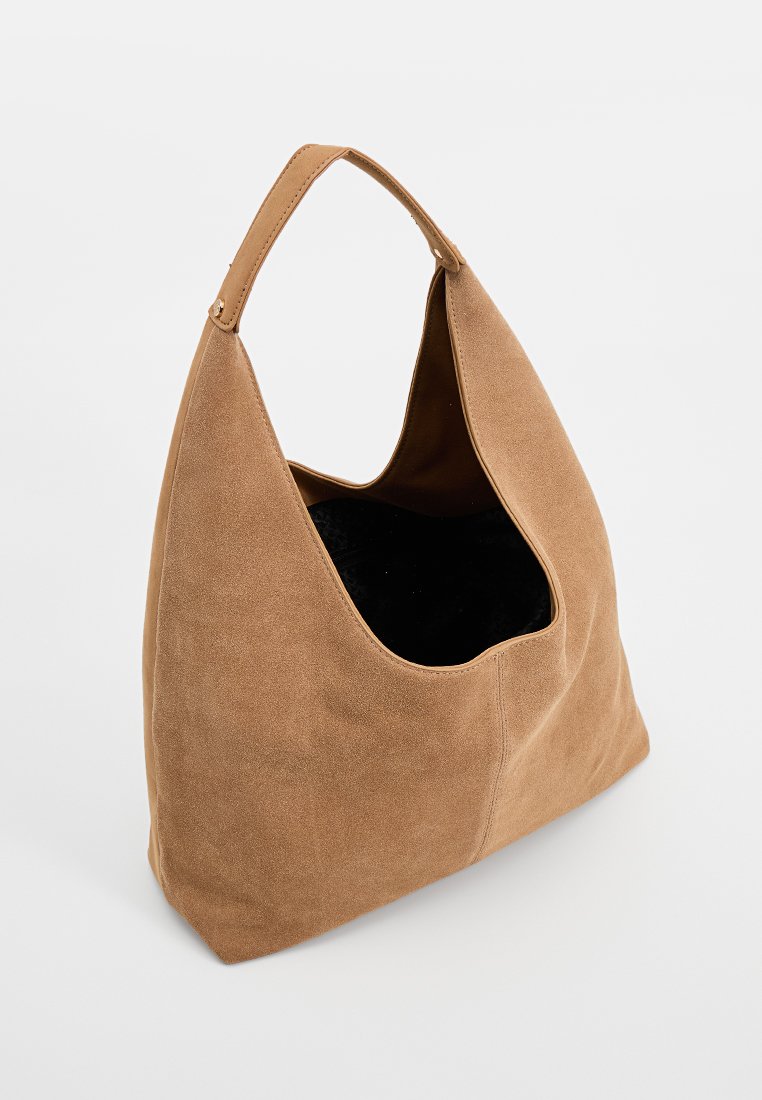 Helle Wildleder-Hobo-Tasche mit einer großen Aussparung und einem strukturierten dunklen Innenraum. Glattes, weiches Material mit einem einzelnen Griff für einen komfortablen Transport.