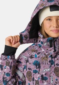 Paarse waterdichte jas met dieren- en boompatronen, voorzien van een capuchon en zwarte manchetten. De stof is glad en heeft een lichte glans.