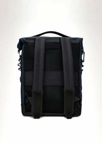 Zaino navy con pannello posteriore in rete nera, spallacci neri regolabili, maniglia superiore e chiusura con zip. Presenta il logo sulla fascia frontale.