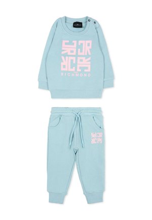 Tuta in cotone azzurro chiaro con top a girocollo caratterizzato da testo grafico rosa e pantaloni abbinati con cordoncino e tasche laterali.