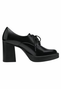 Chaussure noire à lacets en cuir verni avec un talon haut épais et une semelle plateforme, vue de côté sur fond blanc.