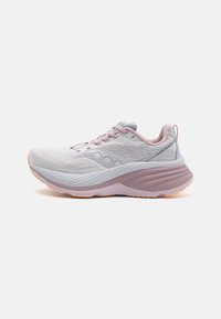 Chaussure de sport légère en blanc avec des accents roses. Comprend un matériau respirant, un design texturé, une semelle épaisse et rembourrée, et un système de laçage.