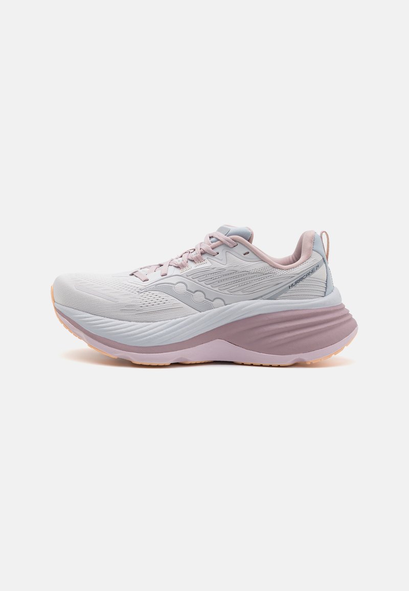 Chaussure de sport légère en blanc avec des accents roses. Comprend un matériau respirant, un design texturé, une semelle épaisse et rembourrée, et un système de laçage.