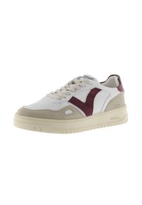 Sneaker bianca con accenti in suede bordeaux, punta in suede color caramello, dettagli perforati, chiusura con lacci e suola in gomma testurizzata.