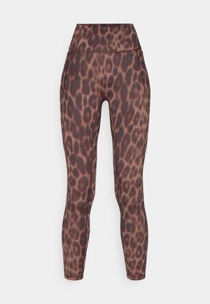 Leggings imprimé léopard, avec une taille haute, une coupe ajustée et une texture de tissu lisse en tons marron et noir.