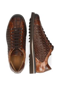 Bruine leren sneakers met een getextureerd zijpaneel, voorzien van een geweven patroon. Rondneus, vetersluiting en een gegroefde zool.
