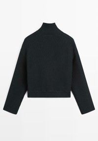 Schwarzer, gerippter Strickpullover mit langen Ärmeln, hohem Kragen und kurzem Saum, flach auf weißem Hintergrund liegend.