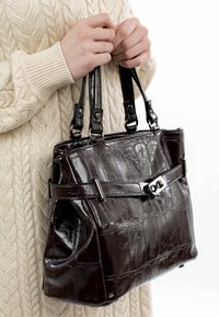 Borsa in pelle marrone con stampa a coccodrillo, dotata di accessori in hardware argentato e doppie spalline. Texture liscia e forma strutturata.