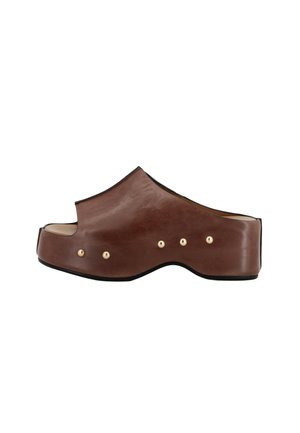 Sandalo platform slip-on marrone in pelle con punta aperta e borchie dorate sul lato.