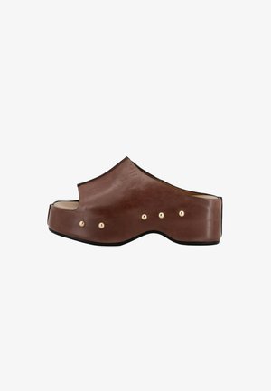 Sandalo platform slip-on marrone in pelle con punta aperta e borchie dorate sul lato.