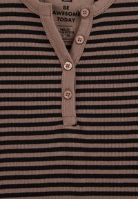 Braun- und schwarzgestreiftes Henley-Shirt aus geripptem Stoff mit einem Eingrifftuchkragen und einer Knopfleiste mit drei Knöpfen. Pflegeetikett innen sichtbar.