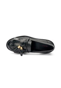 Scarpa in pelle nera con punta arrotondata, caratterizzata da un nappina decorativa e dettagli dorati. Texture liscia e soletta rossa in contrasto.