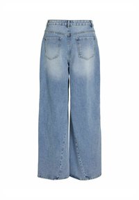 Vaqueros de denim de pierna ancha, de color azul claro, con una cintura alta, dos bolsillos traseros y una textura suave con detalles de decoloración ligera.